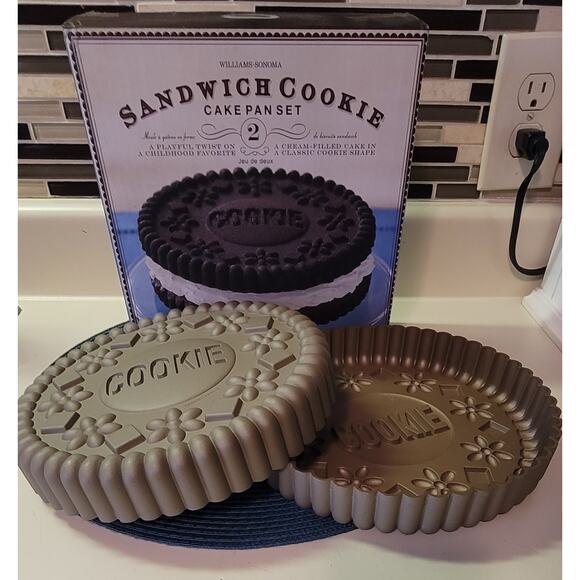 Williams Sonoma 9" Round Sandwich Cookie Cake Pan Set Of 2 Nonstick NEW In Box - Picture 1 of 9